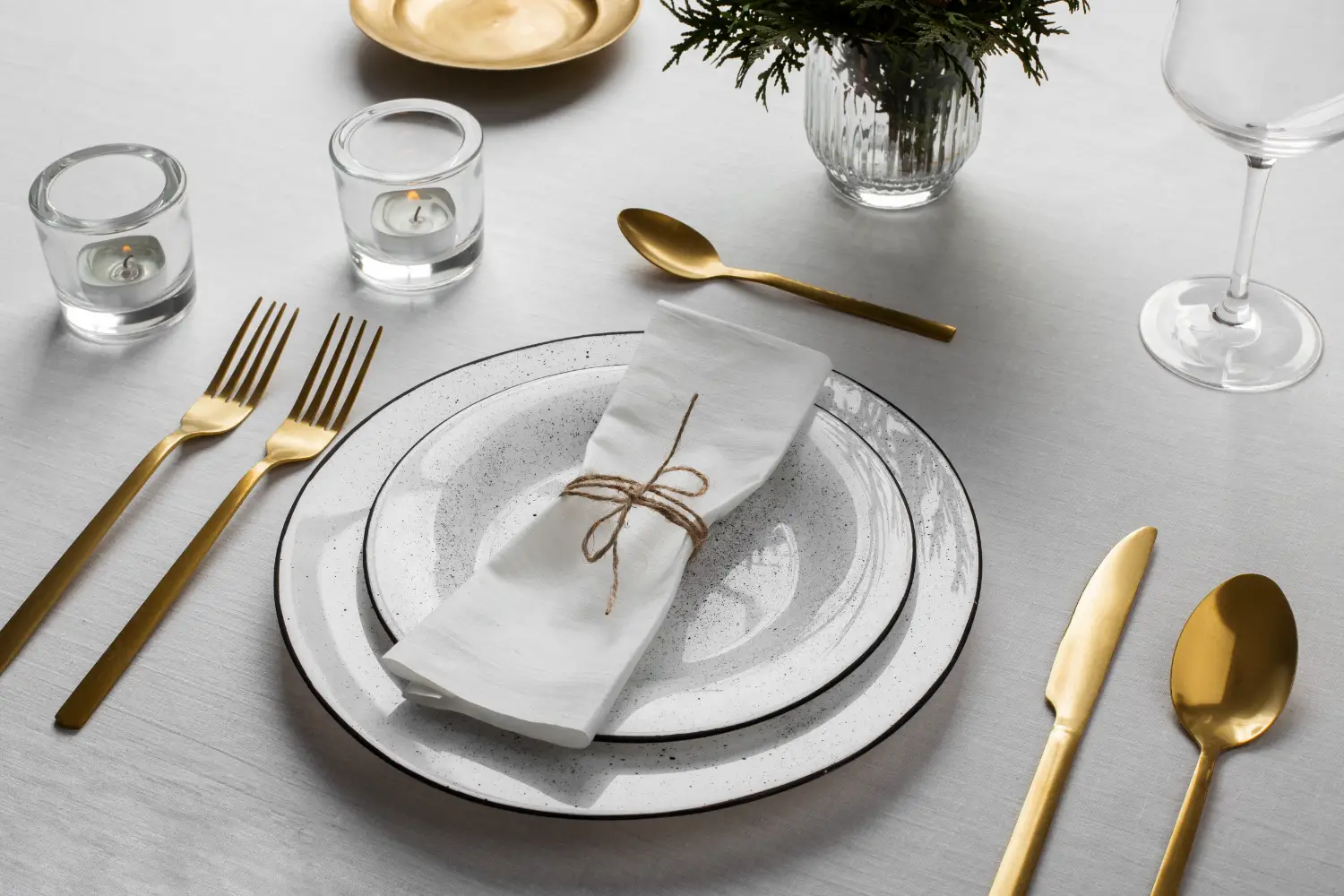 top-view-dining-tables-without-food (1)